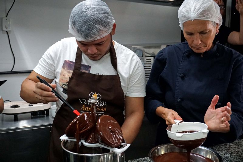 O Curso de "Bean to Bar", realizado pelo VI Festival Internacional de Chocolate, em Belém, atraiu confeiteiros, pessoas que trabalham na fabricação de chocolates e quem buscavam saber mais sobre o processo de produção artesanal do cacau até o chocolate, o evento foi realizado na Unama.  

FOTO: Mateus Costa / Ascom Sedap <div class='credito_fotos'>Foto: ASCOM / SEDAP   |   <a href='/midias/2019/originais/5476_dsc01751.jpg' download><i class='fa-solid fa-download'></i> Download</a></div>