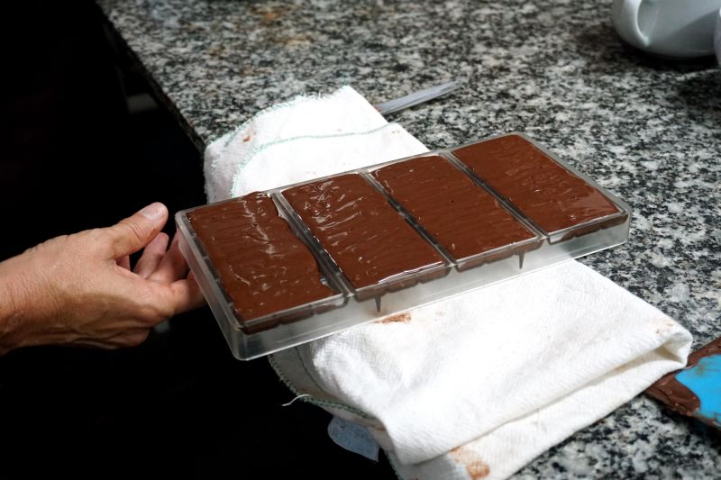 O Curso de "Bean to Bar", realizado pelo VI Festival Internacional de Chocolate, em Belém, atraiu confeiteiros, pessoas que trabalham na fabricação de chocolates e quem buscavam saber mais sobre o processo de produção artesanal do cacau até o chocolate, o evento foi realizado na Unama.  

FOTO: Mateus Costa / Ascom Sedap <div class='credito_fotos'>Foto: ASCOM / SEDAP   |   <a href='/midias/2019/originais/5476_dsc01754.jpg' download><i class='fa-solid fa-download'></i> Download</a></div>