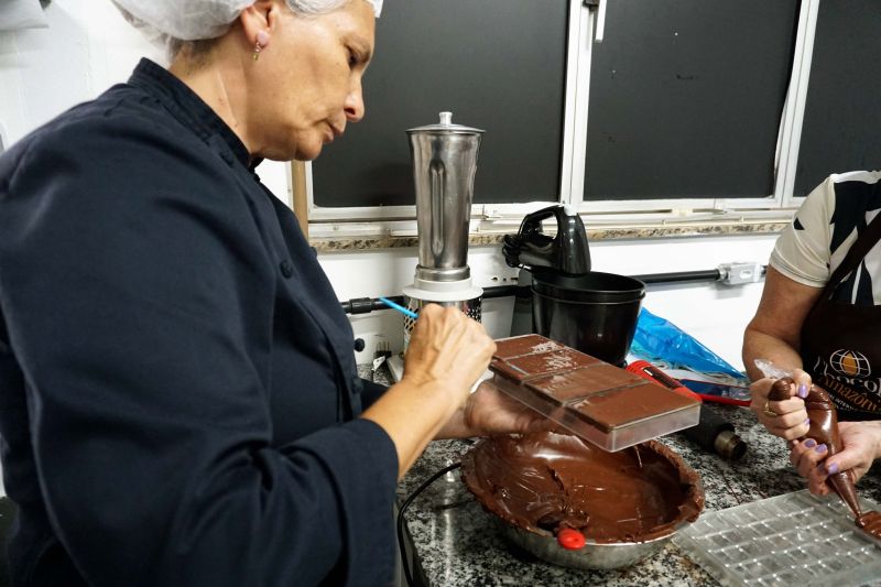 O Curso de "Bean to Bar", realizado pelo VI Festival Internacional de Chocolate, em Belém, atraiu confeiteiros, pessoas que trabalham na fabricação de chocolates e quem buscavam saber mais sobre o processo de produção artesanal do cacau até o chocolate, o evento foi realizado na Unama.  

FOTO: Mateus Costa / Ascom Sedap <div class='credito_fotos'>Foto: ASCOM / SEDAP   |   <a href='/midias/2019/originais/5476_dsc01756.jpg' download><i class='fa-solid fa-download'></i> Download</a></div>