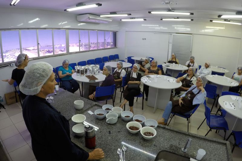 O Curso de "Bean to Bar", realizado pelo VI Festival Internacional de Chocolate, em Belém, atraiu confeiteiros, pessoas que trabalham na fabricação de chocolates e quem buscavam saber mais sobre o processo de produção artesanal do cacau até o chocolate, o evento foi realizado na Unama.  

FOTO: Mateus Costa / Ascom Sedap <div class='credito_fotos'>Foto: ASCOM / SEDAP   |   <a href='/midias/2019/originais/5476_gopr7170.jpg' download><i class='fa-solid fa-download'></i> Download</a></div>