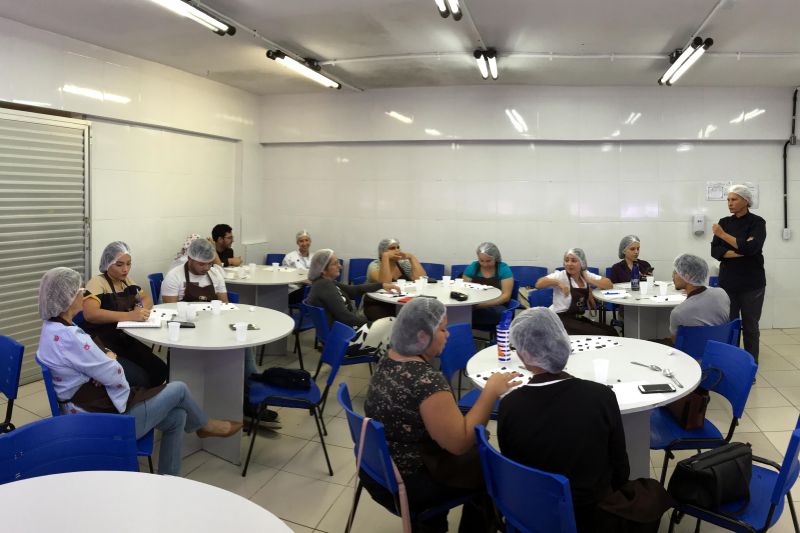 O Curso de "Bean to Bar", realizado pelo VI Festival Internacional de Chocolate, em Belém, atraiu confeiteiros, pessoas que trabalham na fabricação de chocolates e quem buscavam saber mais sobre o processo de produção artesanal do cacau até o chocolate, o evento foi realizado na Unama.  

FOTO: Mateus Costa / Ascom Sedap <div class='credito_fotos'>Foto: ASCOM / SEDAP   |   <a href='/midias/2019/originais/5476_img_8404.jpg' download><i class='fa-solid fa-download'></i> Download</a></div>