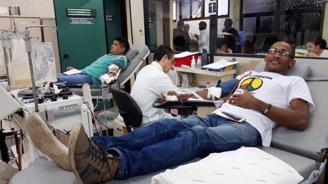 A Fundação Centro de Hemoterapia e Hematologia do Pará (Hemopa) faz um alerta quanto à baixa no estoque de sangue. O ideal era que, todos os dias, fossem coletadas 300 bolsas de sangue no Hemocentro Coordenador; em dezembro a média foi de 120 unidades/dia e, nesta quarta-feira, 2, foram coletadas somente 80 bolsas. Segundo a gerente de Captação de Doadores, Juciara Farias, devido ao reduzido estoque, a Fundação já está priorizando atendimento, dando preferência aos mais urgentes. “O grande problema é que a demanda deve aumentar nos próximos dias. O número de cirurgias eletivas reduziu no final do ano por conta das festas, mas agora em janeiro tudo volta ao normal”, explicou. Na foto, o doador Natalino Calandrini.

FOTO: ASCOM / HEMOPA
DATA: 03.01.2019
BELÉM - PARÁ <div class='credito_fotos'>Foto: Ascom Hemopa   |   <a href='/midias/2019/originais/547732d9-047b-4459-a061-402ac9be7200.jpg' download><i class='fa-solid fa-download'></i> Download</a></div>