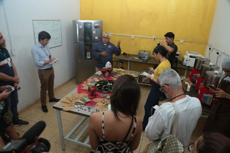 Hoje (21) o grupo de Jornalistas foi conhecer as atividades da Comissão Executiva do Plano da Lavoura Cacaueira
(Ceplac), que é uma das responsáveis pelo desenvolvimento tecnológico e científico da cacauicultura no Pará. Durante a visita, o chefe de pesquisa e extensão do Pará e Amapá da Ceplac, Fernando Mendes, repassou dados da produção estadual. <div class='credito_fotos'>Foto: Alex Ribeiro / Ag. Pará   |   <a href='/midias/2019/originais/5477_20190921111542_img_4964.jpg' download><i class='fa-solid fa-download'></i> Download</a></div>