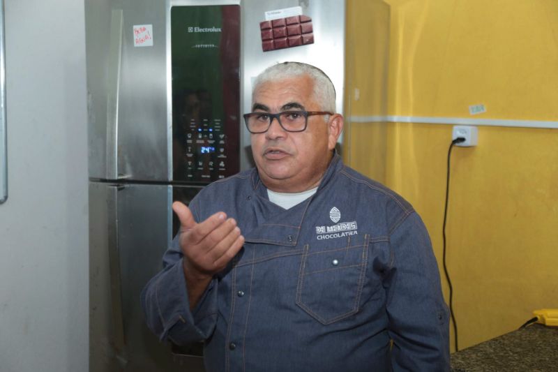 Hoje (21) o grupo de Jornalistas foi conhecer as atividades da Comissão Executiva do Plano da Lavoura Cacaueira
(Ceplac), que é uma das responsáveis pelo desenvolvimento tecnológico e científico da cacauicultura no Pará. Durante a visita, o chefe de pesquisa e extensão do Pará e Amapá da Ceplac, Fernando Mendes, repassou dados da produção estadual. <div class='credito_fotos'>Foto: Alex Ribeiro / Ag. Pará   |   <a href='/midias/2019/originais/5477_20190921111713_img_4970.jpg' download><i class='fa-solid fa-download'></i> Download</a></div>