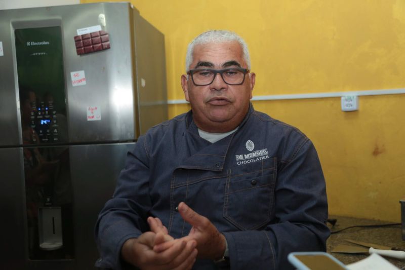 Hoje (21) o grupo de Jornalistas foi conhecer as atividades da Comissão Executiva do Plano da Lavoura Cacaueira
(Ceplac), que é uma das responsáveis pelo desenvolvimento tecnológico e científico da cacauicultura no Pará. Durante a visita, o chefe de pesquisa e extensão do Pará e Amapá da Ceplac, Fernando Mendes, repassou dados da produção estadual. <div class='credito_fotos'>Foto: Alex Ribeiro / Ag. Pará   |   <a href='/midias/2019/originais/5477_20190921112853_img_4974.jpg' download><i class='fa-solid fa-download'></i> Download</a></div>