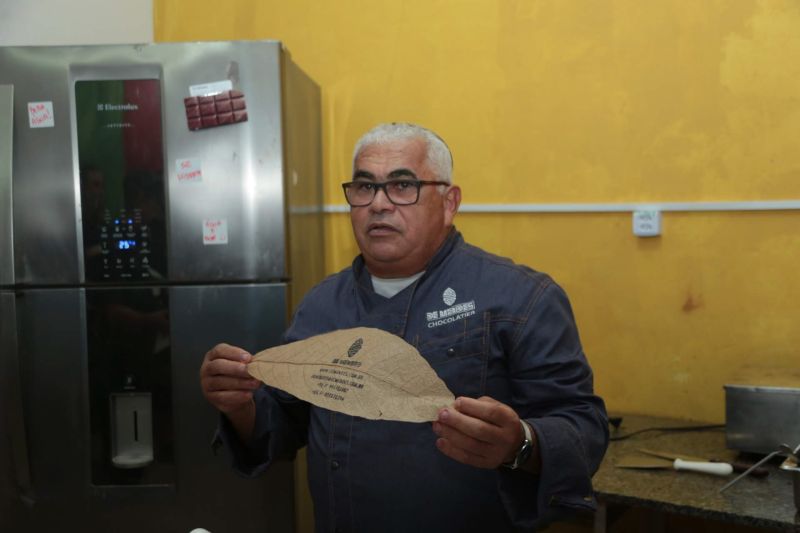 Hoje (21) o grupo de Jornalistas foi conhecer as atividades da Comissão Executiva do Plano da Lavoura Cacaueira
(Ceplac), que é uma das responsáveis pelo desenvolvimento tecnológico e científico da cacauicultura no Pará. Durante a visita, o chefe de pesquisa e extensão do Pará e Amapá da Ceplac, Fernando Mendes, repassou dados da produção estadual. <div class='credito_fotos'>Foto: Alex Ribeiro / Ag. Pará   |   <a href='/midias/2019/originais/5477_20190921113743_img_4982.jpg' download><i class='fa-solid fa-download'></i> Download</a></div>