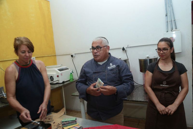 Hoje (21) o grupo de Jornalistas foi conhecer as atividades da Comissão Executiva do Plano da Lavoura Cacaueira
(Ceplac), que é uma das responsáveis pelo desenvolvimento tecnológico e científico da cacauicultura no Pará. Durante a visita, o chefe de pesquisa e extensão do Pará e Amapá da Ceplac, Fernando Mendes, repassou dados da produção estadual. <div class='credito_fotos'>Foto: Alex Ribeiro / Ag. Pará   |   <a href='/midias/2019/originais/5477_20190921115837_img_5005.jpg' download><i class='fa-solid fa-download'></i> Download</a></div>