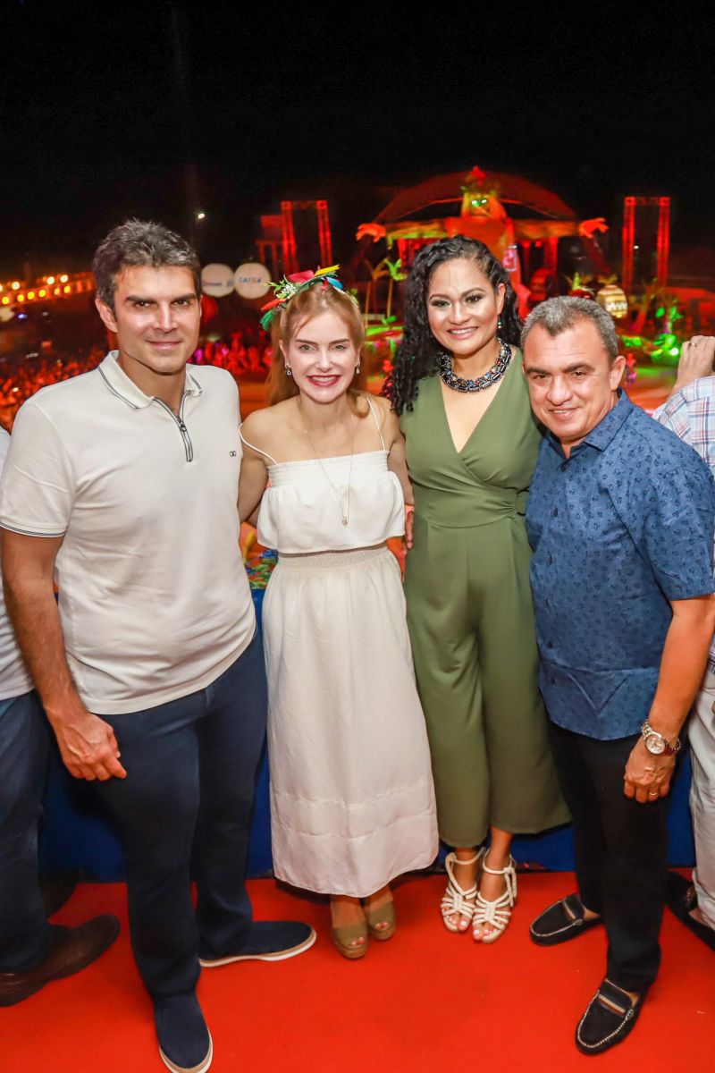 Próximo de Santarém, na Vila de Alter do Chão, no oeste do Pará, tem uma pergunta que é ouvida com frequência nas rodas de conversa: quem teve a melhor apresentação durante a noite da batalha dos botos? Tucuxi ou Cor de Rosa?  <div class='credito_fotos'>Foto: Marco Santos / Ag. Pará   |   <a href='/midias/2019/originais/5482_cairebotocorderosa-fotomarcosantos-11.jpg' download><i class='fa-solid fa-download'></i> Download</a></div>