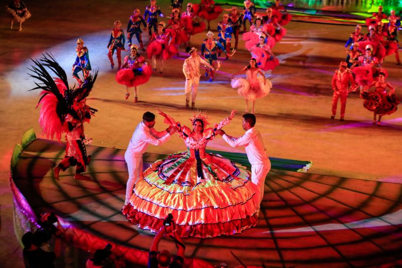 Próximo de Santarém, na Vila de Alter do Chão, no oeste do Pará, tem uma pergunta que é ouvida com frequência nas rodas de conversa: quem teve a melhor apresentação durante a noite da batalha dos botos? Tucuxi ou Cor de Rosa?  <div class='credito_fotos'>Foto: Marco Santos / Ag. Pará   |   <a href='/midias/2019/originais/5482_cairebotocorderosa-fotomarcosantos-12.jpg' download><i class='fa-solid fa-download'></i> Download</a></div>