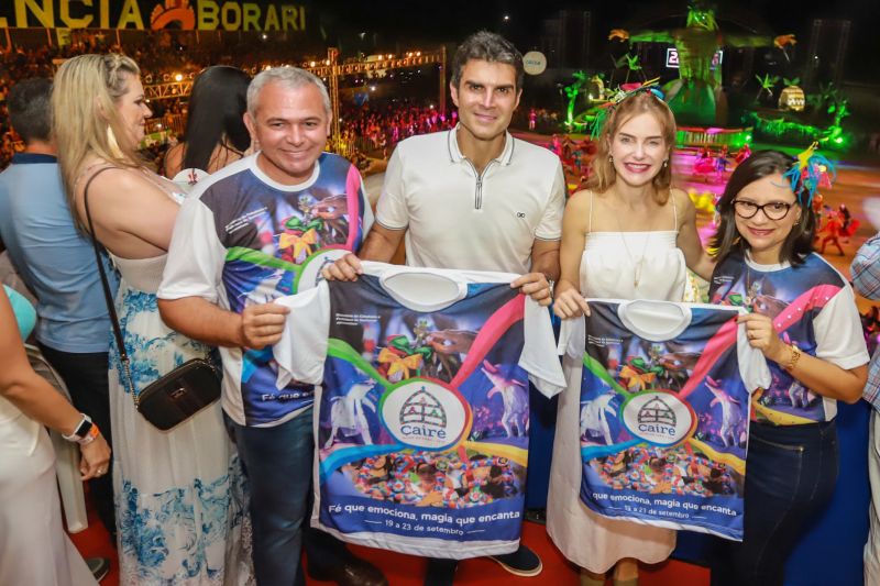 Próximo de Santarém, na Vila de Alter do Chão, no oeste do Pará, tem uma pergunta que é ouvida com frequência nas rodas de conversa: quem teve a melhor apresentação durante a noite da batalha dos botos? Tucuxi ou Cor de Rosa?  <div class='credito_fotos'>Foto: Marco Santos / Ag. Pará   |   <a href='/midias/2019/originais/5482_cairebotocorderosa-fotomarcosantos-14.jpg' download><i class='fa-solid fa-download'></i> Download</a></div>