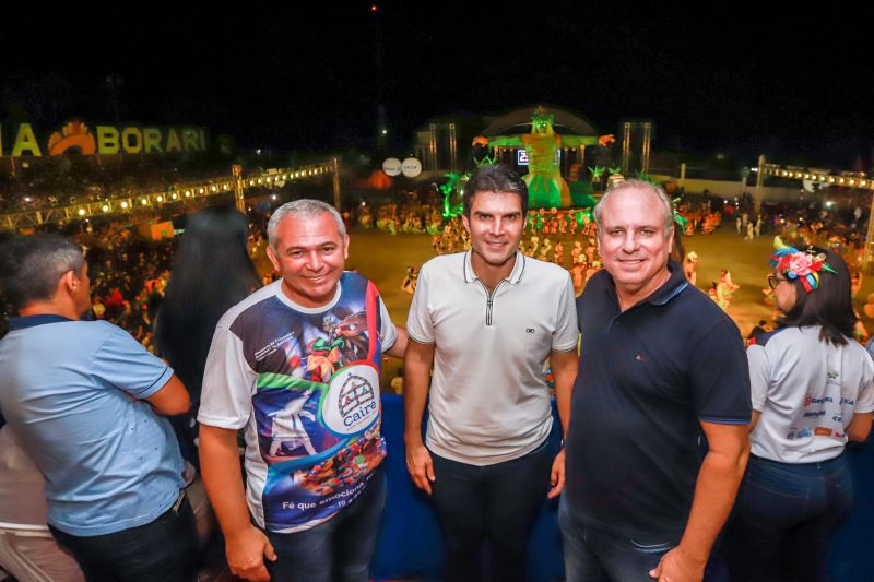 Próximo de Santarém, na Vila de Alter do Chão, no oeste do Pará, tem uma pergunta que é ouvida com frequência nas rodas de conversa: quem teve a melhor apresentação durante a noite da batalha dos botos? Tucuxi ou Cor de Rosa?  <div class='credito_fotos'>Foto: Marco Santos / Ag. Pará   |   <a href='/midias/2019/originais/5482_cairebotocorderosa-fotomarcosantos-16.jpg' download><i class='fa-solid fa-download'></i> Download</a></div>