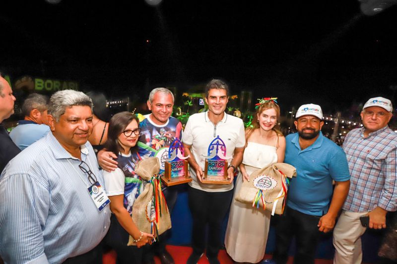 Próximo de Santarém, na Vila de Alter do Chão, no oeste do Pará, tem uma pergunta que é ouvida com frequência nas rodas de conversa: quem teve a melhor apresentação durante a noite da batalha dos botos? Tucuxi ou Cor de Rosa?  <div class='credito_fotos'>Foto: Marco Santos / Ag. Pará   |   <a href='/midias/2019/originais/5482_cairebotocorderosa-fotomarcosantos-18.jpg' download><i class='fa-solid fa-download'></i> Download</a></div>