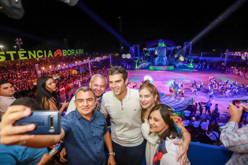 Próximo de Santarém, na Vila de Alter do Chão, no oeste do Pará, tem uma pergunta que é ouvida com frequência nas rodas de conversa: quem teve a melhor apresentação durante a noite da batalha dos botos? Tucuxi ou Cor de Rosa?  <div class='credito_fotos'>Foto: Marco Santos / Ag. Pará   |   <a href='/midias/2019/originais/5482_cairebotocorderosa-fotomarcosantos-2.jpg' download><i class='fa-solid fa-download'></i> Download</a></div>