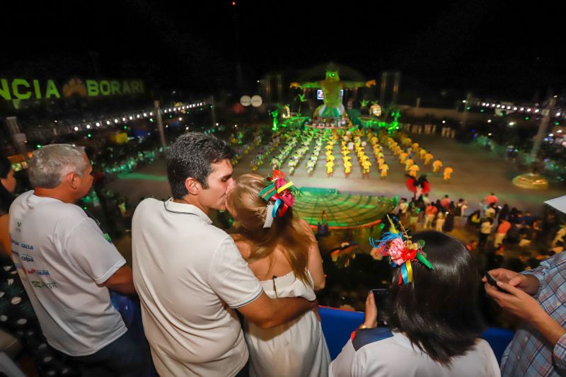 Próximo de Santarém, na Vila de Alter do Chão, no oeste do Pará, tem uma pergunta que é ouvida com frequência nas rodas de conversa: quem teve a melhor apresentação durante a noite da batalha dos botos? Tucuxi ou Cor de Rosa?  <div class='credito_fotos'>Foto: Marco Santos / Ag. Pará   |   <a href='/midias/2019/originais/5482_cairebotocorderosa-fotomarcosantos-20.jpg' download><i class='fa-solid fa-download'></i> Download</a></div>