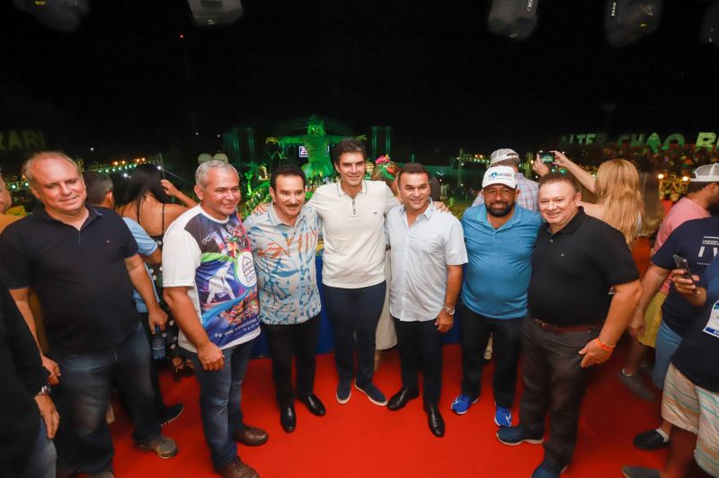 Próximo de Santarém, na Vila de Alter do Chão, no oeste do Pará, tem uma pergunta que é ouvida com frequência nas rodas de conversa: quem teve a melhor apresentação durante a noite da batalha dos botos? Tucuxi ou Cor de Rosa?  <div class='credito_fotos'>Foto: Marco Santos / Ag. Pará   |   <a href='/midias/2019/originais/5482_cairebotocorderosa-fotomarcosantos-21.jpg' download><i class='fa-solid fa-download'></i> Download</a></div>