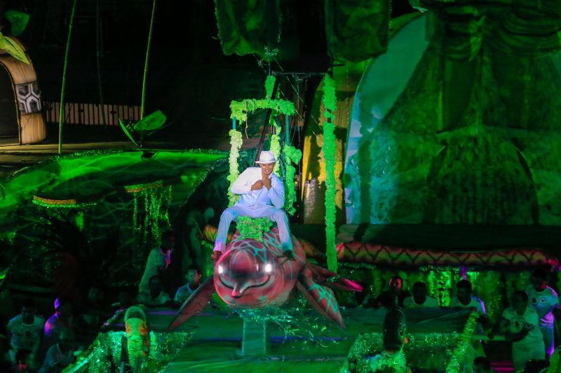 Próximo de Santarém, na Vila de Alter do Chão, no oeste do Pará, tem uma pergunta que é ouvida com frequência nas rodas de conversa: quem teve a melhor apresentação durante a noite da batalha dos botos? Tucuxi ou Cor de Rosa?  <div class='credito_fotos'>Foto: Marco Santos / Ag. Pará   |   <a href='/midias/2019/originais/5482_cairebotocorderosa-fotomarcosantos-24.jpg' download><i class='fa-solid fa-download'></i> Download</a></div>