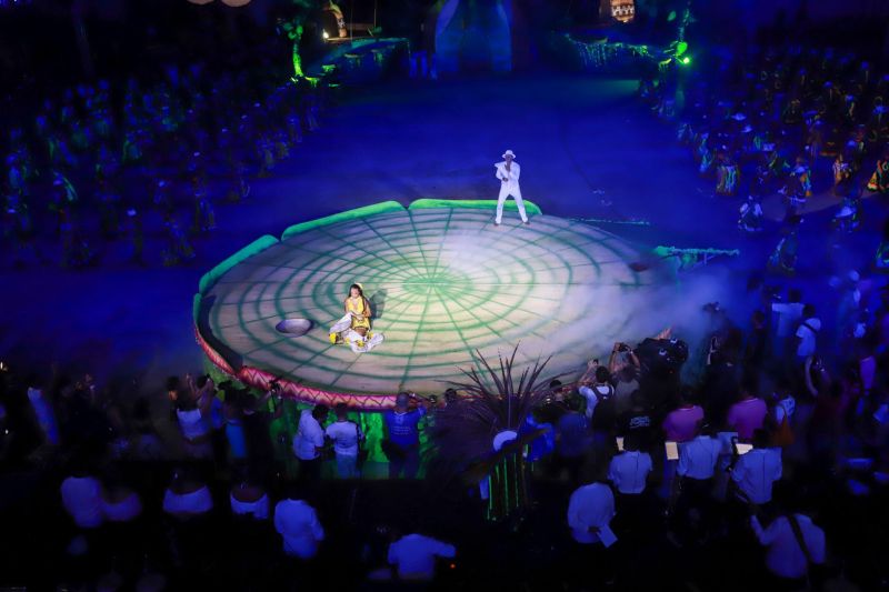 Próximo de Santarém, na Vila de Alter do Chão, no oeste do Pará, tem uma pergunta que é ouvida com frequência nas rodas de conversa: quem teve a melhor apresentação durante a noite da batalha dos botos? Tucuxi ou Cor de Rosa?  <div class='credito_fotos'>Foto: Marco Santos / Ag. Pará   |   <a href='/midias/2019/originais/5482_cairebotocorderosa-fotomarcosantos-26.jpg' download><i class='fa-solid fa-download'></i> Download</a></div>