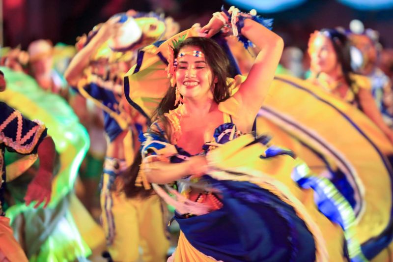 Próximo de Santarém, na Vila de Alter do Chão, no oeste do Pará, tem uma pergunta que é ouvida com frequência nas rodas de conversa: quem teve a melhor apresentação durante a noite da batalha dos botos? Tucuxi ou Cor de Rosa?  <div class='credito_fotos'>Foto: Marco Santos / Ag. Pará   |   <a href='/midias/2019/originais/5482_cairebotocorderosa-fotomarcosantos-27.jpg' download><i class='fa-solid fa-download'></i> Download</a></div>