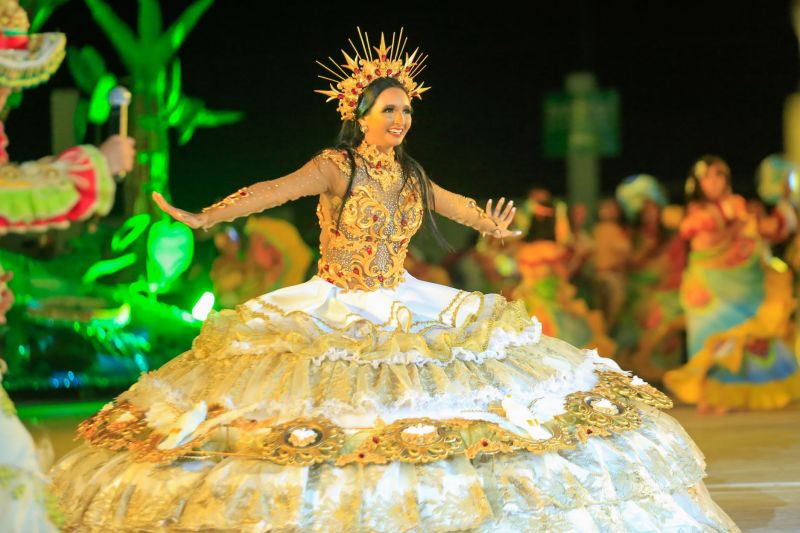 Próximo de Santarém, na Vila de Alter do Chão, no oeste do Pará, tem uma pergunta que é ouvida com frequência nas rodas de conversa: quem teve a melhor apresentação durante a noite da batalha dos botos? Tucuxi ou Cor de Rosa?  <div class='credito_fotos'>Foto: Marco Santos / Ag. Pará   |   <a href='/midias/2019/originais/5482_cairebotocorderosa-fotomarcosantos-28.jpg' download><i class='fa-solid fa-download'></i> Download</a></div>