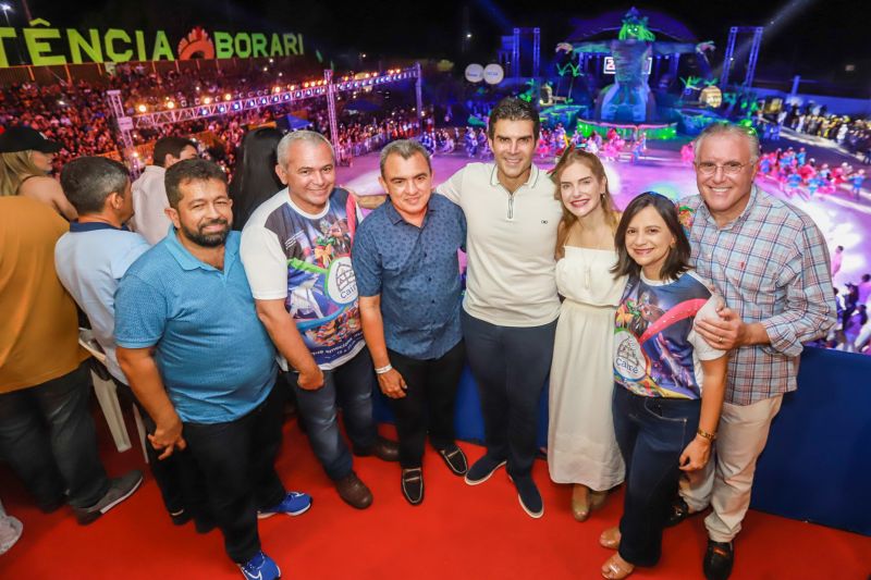 Próximo de Santarém, na Vila de Alter do Chão, no oeste do Pará, tem uma pergunta que é ouvida com frequência nas rodas de conversa: quem teve a melhor apresentação durante a noite da batalha dos botos? Tucuxi ou Cor de Rosa?  <div class='credito_fotos'>Foto: Marco Santos / Ag. Pará   |   <a href='/midias/2019/originais/5482_cairebotocorderosa-fotomarcosantos-3.jpg' download><i class='fa-solid fa-download'></i> Download</a></div>