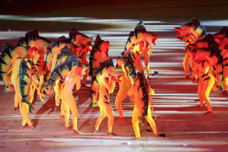 Próximo de Santarém, na Vila de Alter do Chão, no oeste do Pará, tem uma pergunta que é ouvida com frequência nas rodas de conversa: quem teve a melhor apresentação durante a noite da batalha dos botos? Tucuxi ou Cor de Rosa?  <div class='credito_fotos'>Foto: Marco Santos / Ag. Pará   |   <a href='/midias/2019/originais/5482_cairebotocorderosa-fotomarcosantos-33.jpg' download><i class='fa-solid fa-download'></i> Download</a></div>