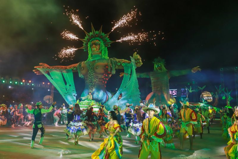 Próximo de Santarém, na Vila de Alter do Chão, no oeste do Pará, tem uma pergunta que é ouvida com frequência nas rodas de conversa: quem teve a melhor apresentação durante a noite da batalha dos botos? Tucuxi ou Cor de Rosa?  <div class='credito_fotos'>Foto: Marco Santos / Ag. Pará   |   <a href='/midias/2019/originais/5482_cairebotocorderosa-fotomarcosantos-37.jpg' download><i class='fa-solid fa-download'></i> Download</a></div>