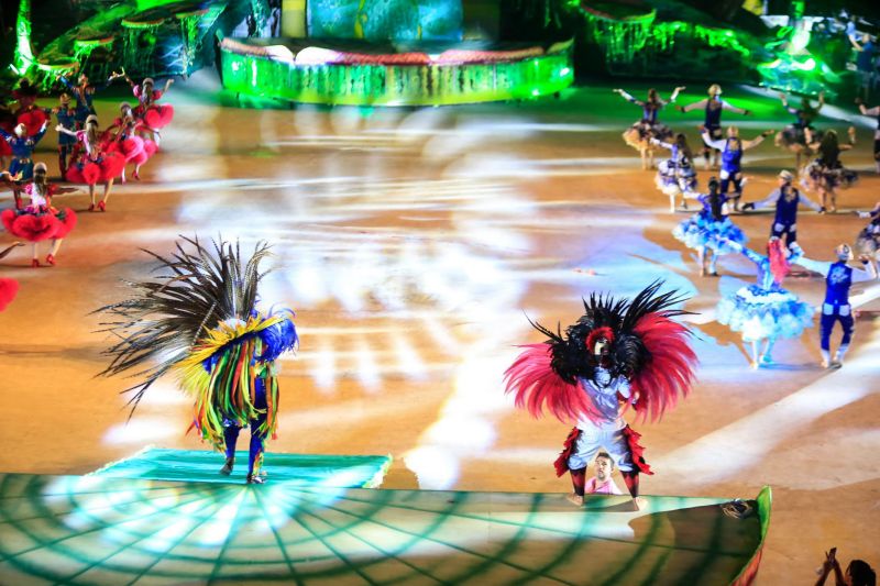 Próximo de Santarém, na Vila de Alter do Chão, no oeste do Pará, tem uma pergunta que é ouvida com frequência nas rodas de conversa: quem teve a melhor apresentação durante a noite da batalha dos botos? Tucuxi ou Cor de Rosa?  <div class='credito_fotos'>Foto: Marco Santos / Ag. Pará   |   <a href='/midias/2019/originais/5482_cairebotocorderosa-fotomarcosantos-4.jpg' download><i class='fa-solid fa-download'></i> Download</a></div>