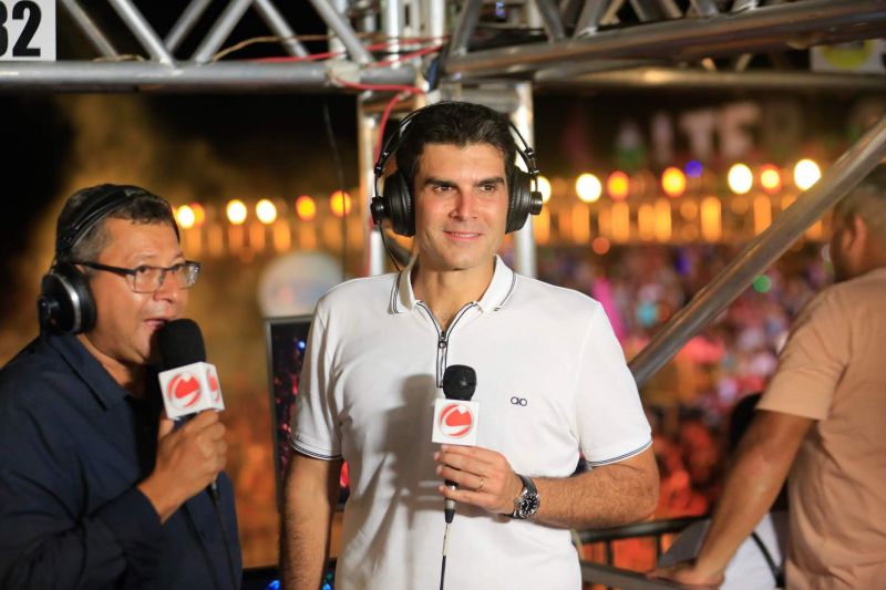 Próximo de Santarém, na Vila de Alter do Chão, no oeste do Pará, tem uma pergunta que é ouvida com frequência nas rodas de conversa: quem teve a melhor apresentação durante a noite da batalha dos botos? Tucuxi ou Cor de Rosa?  <div class='credito_fotos'>Foto: Marco Santos / Ag. Pará   |   <a href='/midias/2019/originais/5482_cairebotocorderosa-fotomarcosantos-41.jpg' download><i class='fa-solid fa-download'></i> Download</a></div>