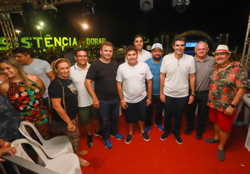 Próximo de Santarém, na Vila de Alter do Chão, no oeste do Pará, tem uma pergunta que é ouvida com frequência nas rodas de conversa: quem teve a melhor apresentação durante a noite da batalha dos botos? Tucuxi ou Cor de Rosa?  <div class='credito_fotos'>Foto: Marco Santos / Ag. Pará   |   <a href='/midias/2019/originais/5482_cairebotocorderosa-fotomarcosantos-43.jpg' download><i class='fa-solid fa-download'></i> Download</a></div>