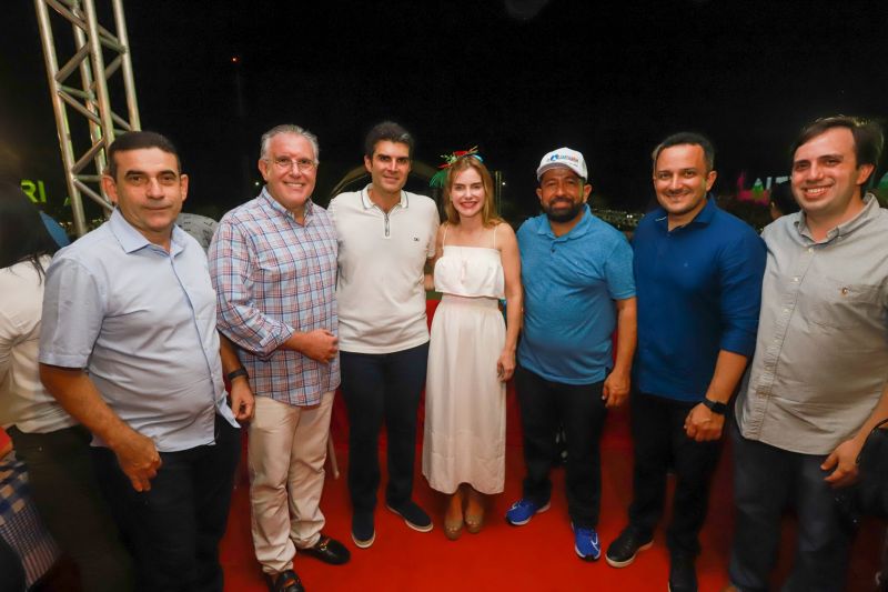 Próximo de Santarém, na Vila de Alter do Chão, no oeste do Pará, tem uma pergunta que é ouvida com frequência nas rodas de conversa: quem teve a melhor apresentação durante a noite da batalha dos botos? Tucuxi ou Cor de Rosa?  <div class='credito_fotos'>Foto: Marco Santos / Ag. Pará   |   <a href='/midias/2019/originais/5482_cairebotocorderosa-fotomarcosantos-44.jpg' download><i class='fa-solid fa-download'></i> Download</a></div>