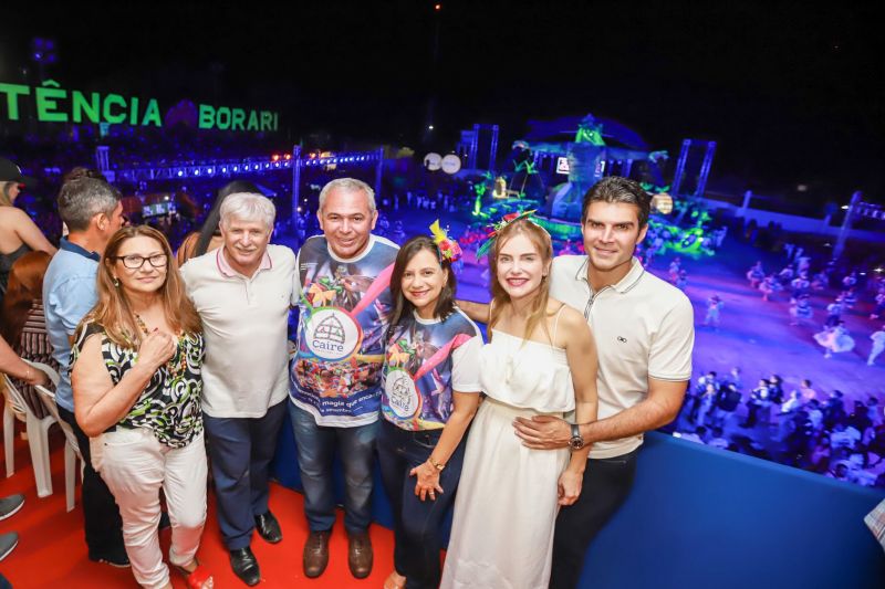 Próximo de Santarém, na Vila de Alter do Chão, no oeste do Pará, tem uma pergunta que é ouvida com frequência nas rodas de conversa: quem teve a melhor apresentação durante a noite da batalha dos botos? Tucuxi ou Cor de Rosa?  <div class='credito_fotos'>Foto: Marco Santos / Ag. Pará   |   <a href='/midias/2019/originais/5482_cairebotocorderosa-fotomarcosantos-5.jpg' download><i class='fa-solid fa-download'></i> Download</a></div>