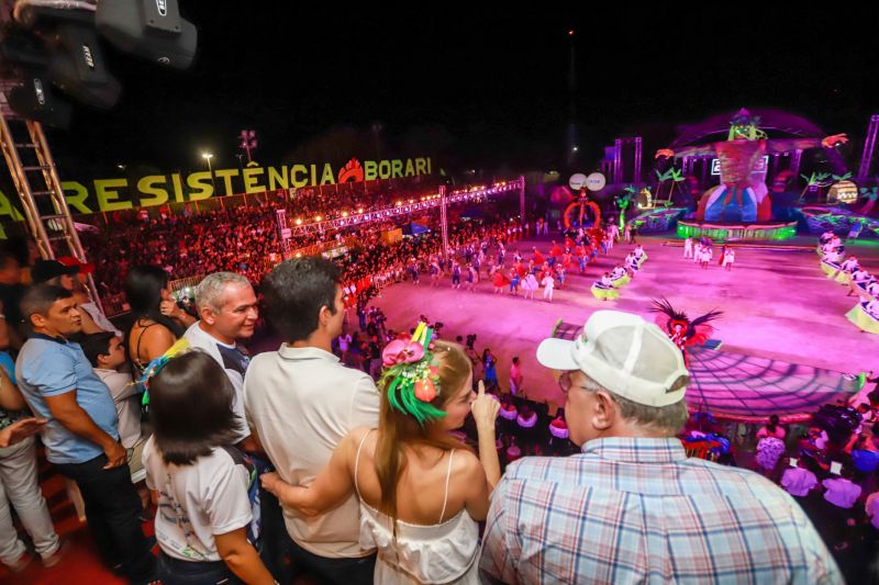 Próximo de Santarém, na Vila de Alter do Chão, no oeste do Pará, tem uma pergunta que é ouvida com frequência nas rodas de conversa: quem teve a melhor apresentação durante a noite da batalha dos botos? Tucuxi ou Cor de Rosa?  <div class='credito_fotos'>Foto: Marco Santos / Ag. Pará   |   <a href='/midias/2019/originais/5482_cairebotocorderosa-fotomarcosantos-6.jpg' download><i class='fa-solid fa-download'></i> Download</a></div>