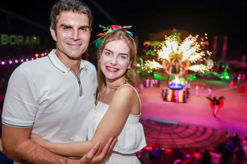 Próximo de Santarém, na Vila de Alter do Chão, no oeste do Pará, tem uma pergunta que é ouvida com frequência nas rodas de conversa: quem teve a melhor apresentação durante a noite da batalha dos botos? Tucuxi ou Cor de Rosa?  <div class='credito_fotos'>Foto: Marco Santos / Ag. Pará   |   <a href='/midias/2019/originais/5482_cairebotocorderosa-fotomarcosantos-9.jpg' download><i class='fa-solid fa-download'></i> Download</a></div>