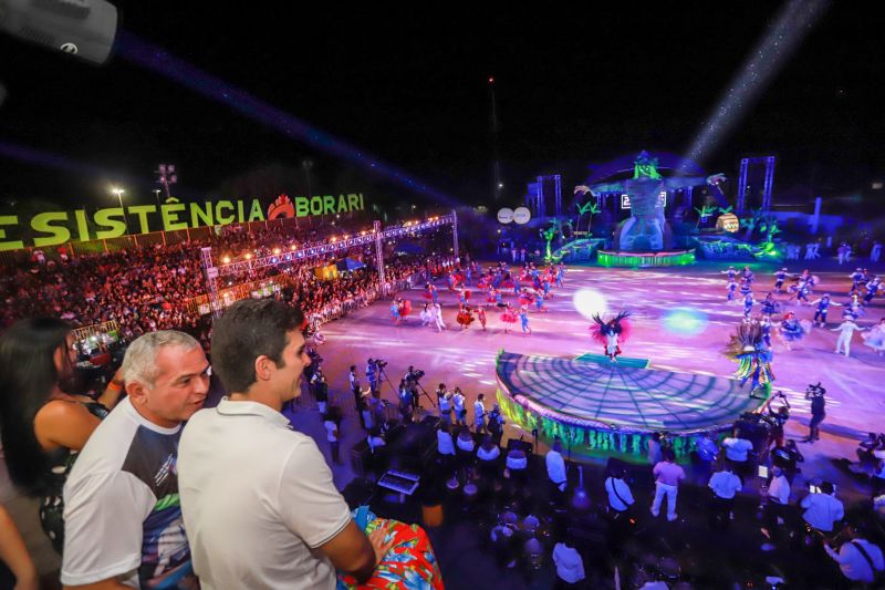 Próximo de Santarém, na Vila de Alter do Chão, no oeste do Pará, tem uma pergunta que é ouvida com frequência nas rodas de conversa: quem teve a melhor apresentação durante a noite da batalha dos botos? Tucuxi ou Cor de Rosa?  <div class='credito_fotos'>Foto: Marco Santos / Ag. Pará   |   <a href='/midias/2019/originais/5482_cairebotocorderosa-fotomarcosantos.jpg' download><i class='fa-solid fa-download'></i> Download</a></div>