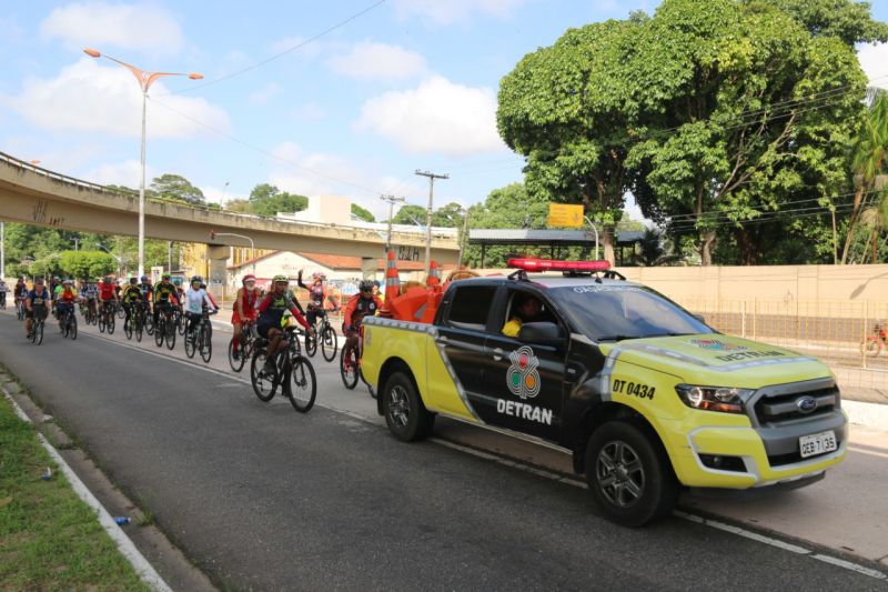 Uma manhã cheia de saúde, segurança e alegria, foi assim o primeiro passeio ciclístico realizado pelo Detran do Pará como parte integrante da Semana Nacional de Trânsito (SNT) e em comemoração ao Dia Mundial Sem Carro, comemorado neste domingo (22). O passeio percorreu diversas avenidas da capital paraense. <div class='credito_fotos'>Foto: ASCOM / DETRAN   |   <a href='/midias/2019/originais/5483_photo-2019-09-22-11-48-17_10.jpg' download><i class='fa-solid fa-download'></i> Download</a></div>