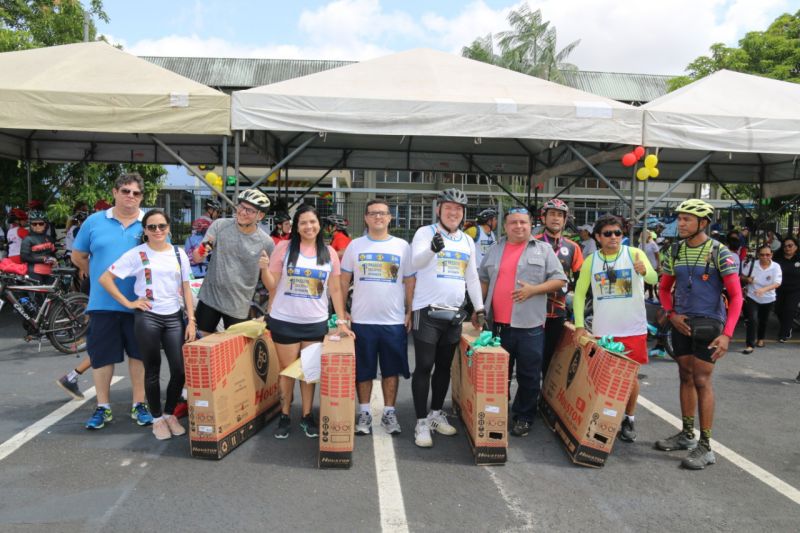 Uma manhã cheia de saúde, segurança e alegria, foi assim o primeiro passeio ciclístico realizado pelo Detran do Pará como parte integrante da Semana Nacional de Trânsito (SNT) e em comemoração ao Dia Mundial Sem Carro, comemorado neste domingo (22). O passeio percorreu diversas avenidas da capital paraense. <div class='credito_fotos'>Foto: ASCOM / DETRAN   |   <a href='/midias/2019/originais/5483_photo-2019-09-22-11-48-17_17.jpg' download><i class='fa-solid fa-download'></i> Download</a></div>