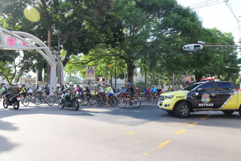 Uma manhã cheia de saúde, segurança e alegria, foi assim o primeiro passeio ciclístico realizado pelo Detran do Pará como parte integrante da Semana Nacional de Trânsito (SNT) e em comemoração ao Dia Mundial Sem Carro, comemorado neste domingo (22). O passeio percorreu diversas avenidas da capital paraense. <div class='credito_fotos'>Foto: ASCOM / DETRAN   |   <a href='/midias/2019/originais/5483_photo-2019-09-22-11-48-17_7.jpg' download><i class='fa-solid fa-download'></i> Download</a></div>