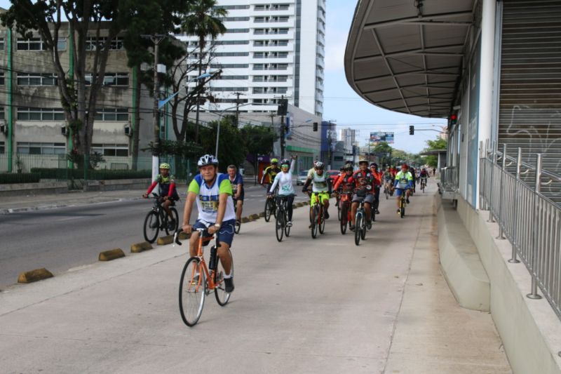 Uma manhã cheia de saúde, segurança e alegria, foi assim o primeiro passeio ciclístico realizado pelo Detran do Pará como parte integrante da Semana Nacional de Trânsito (SNT) e em comemoração ao Dia Mundial Sem Carro, comemorado neste domingo (22). O passeio percorreu diversas avenidas da capital paraense. <div class='credito_fotos'>Foto: ASCOM / DETRAN   |   <a href='/midias/2019/originais/5483_photo-2019-09-22-11-48-17_8.jpg' download><i class='fa-solid fa-download'></i> Download</a></div>