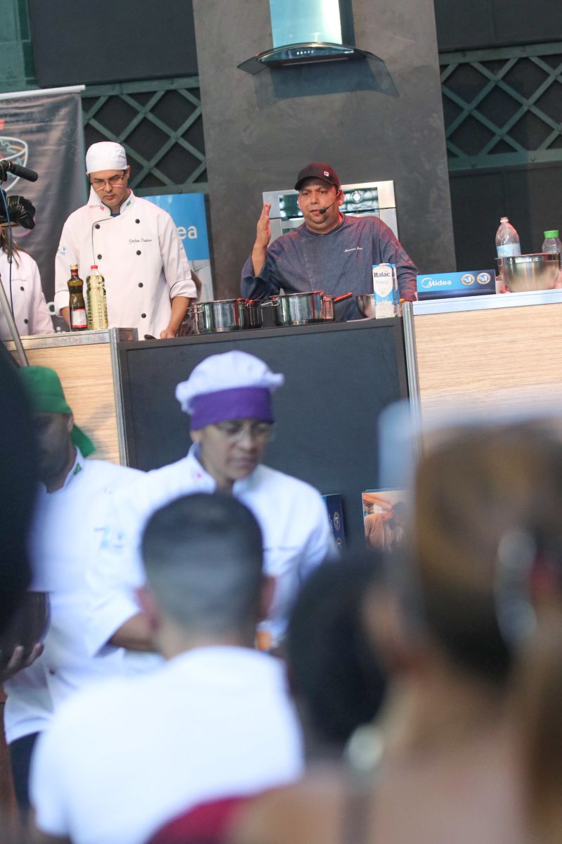 Moradores dos territórios do TerPaz participam de congresso e festival de gastronomia.

A parceria do Governo do Pará, por meio da Secretaria de Estado de Cultura (Secult) com o festival foi intermediada pela primeira dama do Estado, Daniela Barbalho, que é presidente de honra do programa TerPaz. Segundo Ângela Sicilia, vice-presidente da ARBL, “A parceria foi imprescindível para mostrarmos para os nossos convidados a grandeza do Pará e respeito e o cuidado que o governo tem com a comunidade dos bairros de Belém”. <div class='credito_fotos'>Foto: Jader Paes / Agência Pará   |   <a href='/midias/2019/originais/5484_20190921_164216_66_112.jpg' download><i class='fa-solid fa-download'></i> Download</a></div>