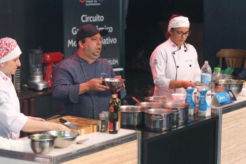 Moradores dos territórios do TerPaz participam de congresso e festival de gastronomia.

A parceria do Governo do Pará, por meio da Secretaria de Estado de Cultura (Secult) com o festival foi intermediada pela primeira dama do Estado, Daniela Barbalho, que é presidente de honra do programa TerPaz. Segundo Ângela Sicilia, vice-presidente da ARBL, “A parceria foi imprescindível para mostrarmos para os nossos convidados a grandeza do Pará e respeito e o cuidado que o governo tem com a comunidade dos bairros de Belém”. <div class='credito_fotos'>Foto: Jader Paes / Agência Pará   |   <a href='/midias/2019/originais/5484_20190921_164216_66_113.jpg' download><i class='fa-solid fa-download'></i> Download</a></div>