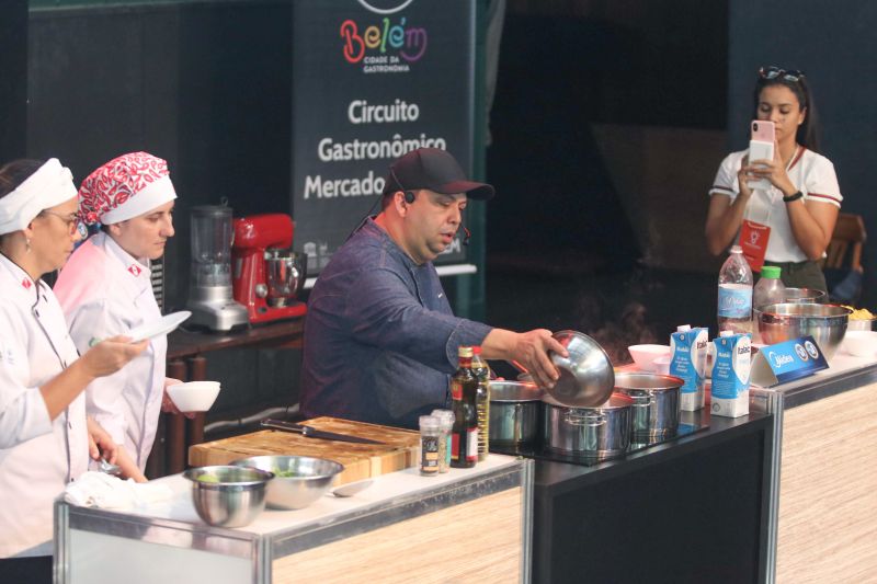 Moradores dos territórios do TerPaz participam de congresso e festival de gastronomia.

A parceria do Governo do Pará, por meio da Secretaria de Estado de Cultura (Secult) com o festival foi intermediada pela primeira dama do Estado, Daniela Barbalho, que é presidente de honra do programa TerPaz. Segundo Ângela Sicilia, vice-presidente da ARBL, “A parceria foi imprescindível para mostrarmos para os nossos convidados a grandeza do Pará e respeito e o cuidado que o governo tem com a comunidade dos bairros de Belém”. <div class='credito_fotos'>Foto: Jader Paes / Agência Pará   |   <a href='/midias/2019/originais/5484_20190921_164216_66_114.jpg' download><i class='fa-solid fa-download'></i> Download</a></div>