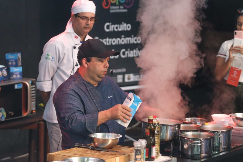 Moradores dos territórios do TerPaz participam de congresso e festival de gastronomia.

A parceria do Governo do Pará, por meio da Secretaria de Estado de Cultura (Secult) com o festival foi intermediada pela primeira dama do Estado, Daniela Barbalho, que é presidente de honra do programa TerPaz. Segundo Ângela Sicilia, vice-presidente da ARBL, “A parceria foi imprescindível para mostrarmos para os nossos convidados a grandeza do Pará e respeito e o cuidado que o governo tem com a comunidade dos bairros de Belém”. <div class='credito_fotos'>Foto: Jader Paes / Agência Pará   |   <a href='/midias/2019/originais/5484_20190921_164216_66_115.jpg' download><i class='fa-solid fa-download'></i> Download</a></div>