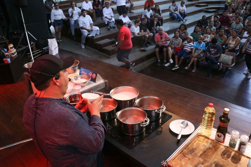 Moradores dos territórios do TerPaz participam de congresso e festival de gastronomia.

A parceria do Governo do Pará, por meio da Secretaria de Estado de Cultura (Secult) com o festival foi intermediada pela primeira dama do Estado, Daniela Barbalho, que é presidente de honra do programa TerPaz. Segundo Ângela Sicilia, vice-presidente da ARBL, “A parceria foi imprescindível para mostrarmos para os nossos convidados a grandeza do Pará e respeito e o cuidado que o governo tem com a comunidade dos bairros de Belém”. <div class='credito_fotos'>Foto: Jader Paes / Agência Pará   |   <a href='/midias/2019/originais/5484_20190921_164216_66_117.jpg' download><i class='fa-solid fa-download'></i> Download</a></div>