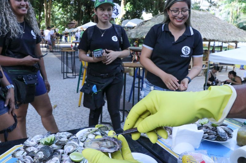 Moradores dos territórios do TerPaz participam de congresso e festival de gastronomia.

A parceria do Governo do Pará, por meio da Secretaria de Estado de Cultura (Secult) com o festival foi intermediada pela primeira dama do Estado, Daniela Barbalho, que é presidente de honra do programa TerPaz. Segundo Ângela Sicilia, vice-presidente da ARBL, “A parceria foi imprescindível para mostrarmos para os nossos convidados a grandeza do Pará e respeito e o cuidado que o governo tem com a comunidade dos bairros de Belém”. <div class='credito_fotos'>Foto: Jader Paes / Agência Pará   |   <a href='/midias/2019/originais/5484_20190921_164216_66_118.jpg' download><i class='fa-solid fa-download'></i> Download</a></div>