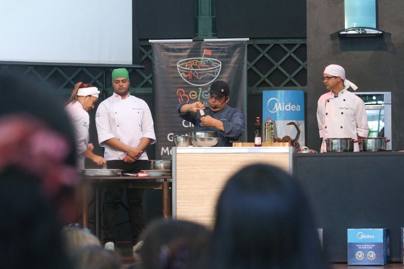 Moradores dos territórios do TerPaz participam de congresso e festival de gastronomia.

A parceria do Governo do Pará, por meio da Secretaria de Estado de Cultura (Secult) com o festival foi intermediada pela primeira dama do Estado, Daniela Barbalho, que é presidente de honra do programa TerPaz. Segundo Ângela Sicilia, vice-presidente da ARBL, “A parceria foi imprescindível para mostrarmos para os nossos convidados a grandeza do Pará e respeito e o cuidado que o governo tem com a comunidade dos bairros de Belém”. <div class='credito_fotos'>Foto: Jader Paes / Agência Pará   |   <a href='/midias/2019/originais/5484_20190921_164216_66_12.jpg' download><i class='fa-solid fa-download'></i> Download</a></div>