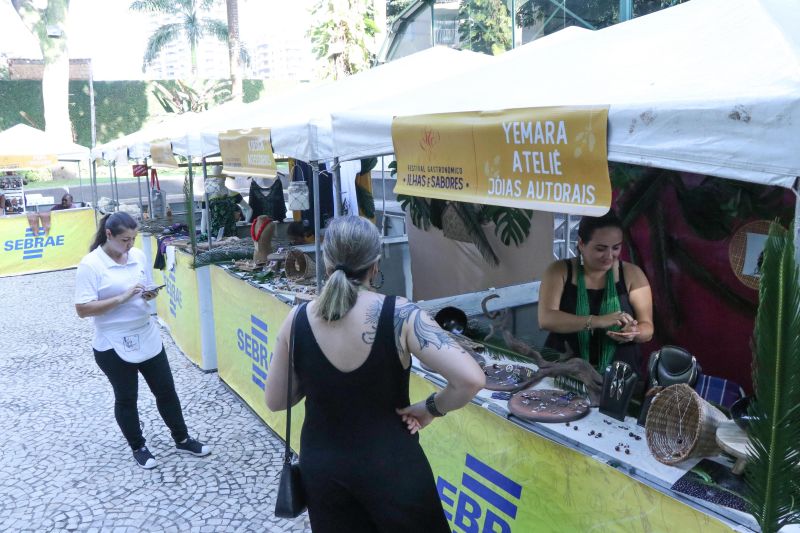 Moradores dos territórios do TerPaz participam de congresso e festival de gastronomia.

A parceria do Governo do Pará, por meio da Secretaria de Estado de Cultura (Secult) com o festival foi intermediada pela primeira dama do Estado, Daniela Barbalho, que é presidente de honra do programa TerPaz. Segundo Ângela Sicilia, vice-presidente da ARBL, “A parceria foi imprescindível para mostrarmos para os nossos convidados a grandeza do Pará e respeito e o cuidado que o governo tem com a comunidade dos bairros de Belém”. <div class='credito_fotos'>Foto: Jader Paes / Agência Pará   |   <a href='/midias/2019/originais/5484_20190921_164216_66_120.jpg' download><i class='fa-solid fa-download'></i> Download</a></div>