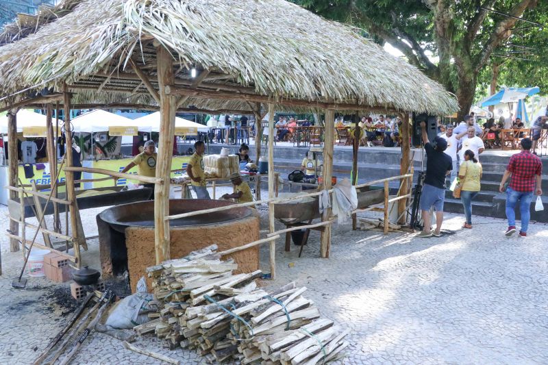 Moradores dos territórios do TerPaz participam de congresso e festival de gastronomia.

A parceria do Governo do Pará, por meio da Secretaria de Estado de Cultura (Secult) com o festival foi intermediada pela primeira dama do Estado, Daniela Barbalho, que é presidente de honra do programa TerPaz. Segundo Ângela Sicilia, vice-presidente da ARBL, “A parceria foi imprescindível para mostrarmos para os nossos convidados a grandeza do Pará e respeito e o cuidado que o governo tem com a comunidade dos bairros de Belém”. <div class='credito_fotos'>Foto: Jader Paes / Agência Pará   |   <a href='/midias/2019/originais/5484_20190921_164216_66_121.jpg' download><i class='fa-solid fa-download'></i> Download</a></div>