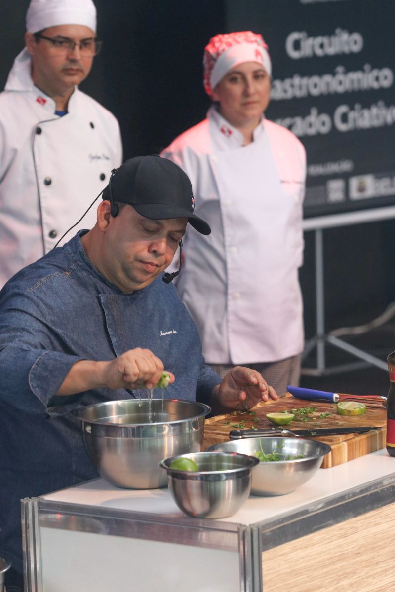 Moradores dos territórios do TerPaz participam de congresso e festival de gastronomia.

A parceria do Governo do Pará, por meio da Secretaria de Estado de Cultura (Secult) com o festival foi intermediada pela primeira dama do Estado, Daniela Barbalho, que é presidente de honra do programa TerPaz. Segundo Ângela Sicilia, vice-presidente da ARBL, “A parceria foi imprescindível para mostrarmos para os nossos convidados a grandeza do Pará e respeito e o cuidado que o governo tem com a comunidade dos bairros de Belém”. <div class='credito_fotos'>Foto: Jader Paes / Agência Pará   |   <a href='/midias/2019/originais/5484_20190921_164216_66_13.jpg' download><i class='fa-solid fa-download'></i> Download</a></div>