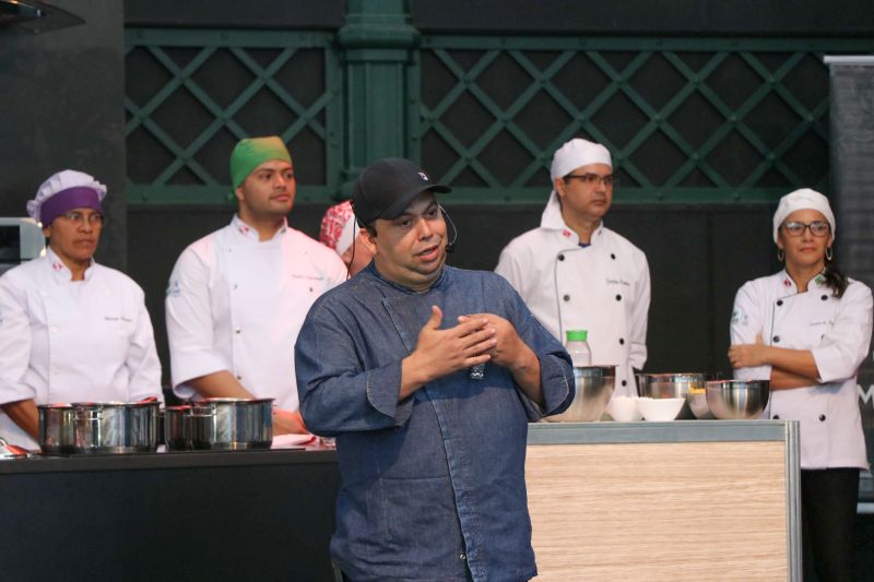 Moradores dos territórios do TerPaz participam de congresso e festival de gastronomia.

A parceria do Governo do Pará, por meio da Secretaria de Estado de Cultura (Secult) com o festival foi intermediada pela primeira dama do Estado, Daniela Barbalho, que é presidente de honra do programa TerPaz. Segundo Ângela Sicilia, vice-presidente da ARBL, “A parceria foi imprescindível para mostrarmos para os nossos convidados a grandeza do Pará e respeito e o cuidado que o governo tem com a comunidade dos bairros de Belém”. <div class='credito_fotos'>Foto: Jader Paes / Agência Pará   |   <a href='/midias/2019/originais/5484_20190921_164216_66_14.jpg' download><i class='fa-solid fa-download'></i> Download</a></div>