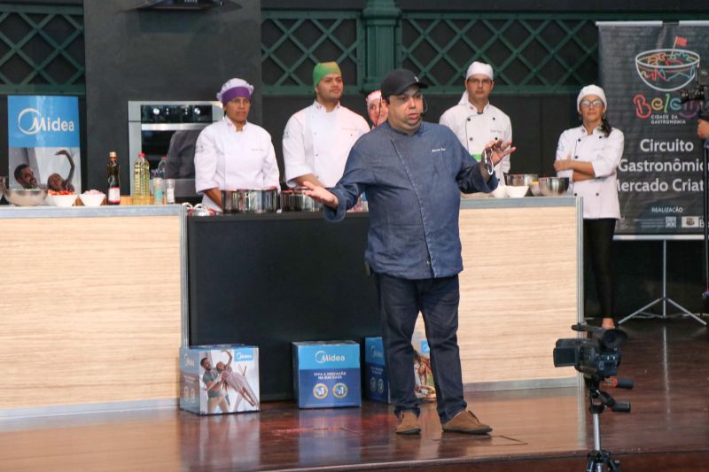 Moradores dos territórios do TerPaz participam de congresso e festival de gastronomia.

A parceria do Governo do Pará, por meio da Secretaria de Estado de Cultura (Secult) com o festival foi intermediada pela primeira dama do Estado, Daniela Barbalho, que é presidente de honra do programa TerPaz. Segundo Ângela Sicilia, vice-presidente da ARBL, “A parceria foi imprescindível para mostrarmos para os nossos convidados a grandeza do Pará e respeito e o cuidado que o governo tem com a comunidade dos bairros de Belém”. <div class='credito_fotos'>Foto: Jader Paes / Agência Pará   |   <a href='/midias/2019/originais/5484_20190921_164216_66_15.jpg' download><i class='fa-solid fa-download'></i> Download</a></div>